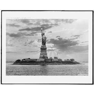  Statue of Liberty,New York harbor: Home & Kitchen