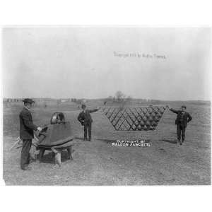  Wireless telegraphy kite,2 men with trapezoid kite,man 