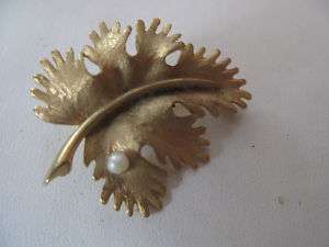   PIECE CHAREL GOLD TONE DECO STYLE MAPLE LEAF & PEARL BROOCH  