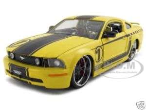 2006 FORD MUSTANG GT YELLOW #1 124 DIECAST MODEL CAR  