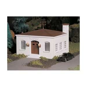    Bachmann Trains Police Station with Police Car: Toys & Games