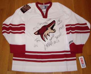 2010 2011 PHOENIX COYOTES TEAM SIGNED JERSEY  