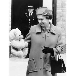 Hrh Queen Elizabeth II with Teddy Bear For Princess Beatrice June 1989 