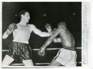 NEWS PHOTO BOXING DAN BUCCERONI vs. JIMMY SLADE in ST. LOUIS (1953 